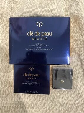 clé de peau Beauté Radiant Powder Foundation Compact - Navy Blue & Gold